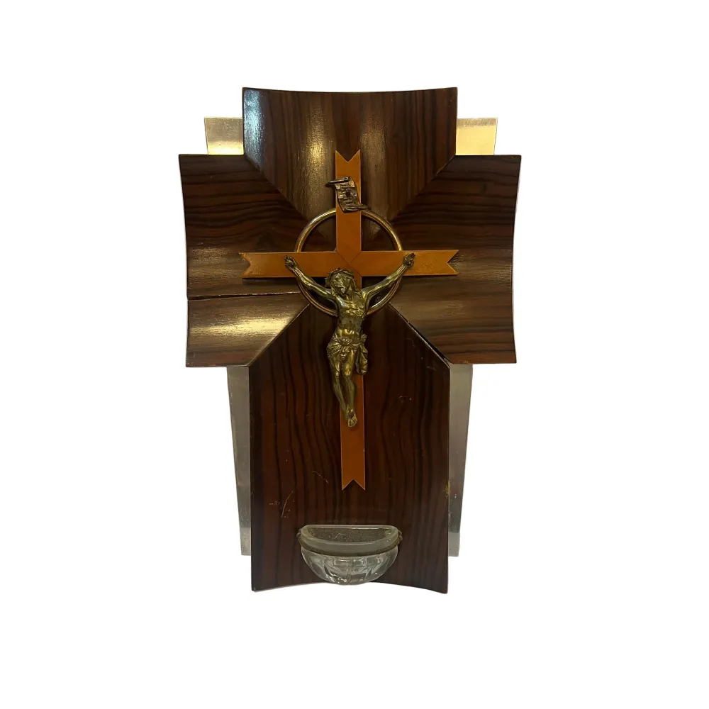 Crucifijo con benditera devocional francés de madera bronce y cristal prensado mediados s.XX Bucarest Art & Antiques