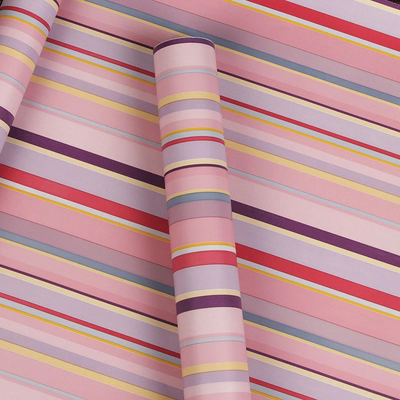 Rollo de papel tapiz Simplicity de 17.5" x 65.5' para decoración de dormitorio de niñ con diseño de rayas verticales en ro...