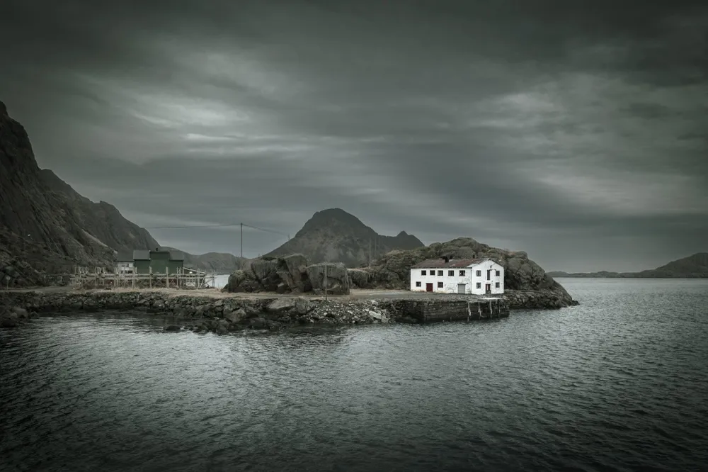 Antiguo edificio de Mortsund | Edición limitada de 10 Dan Kosmayer Photography