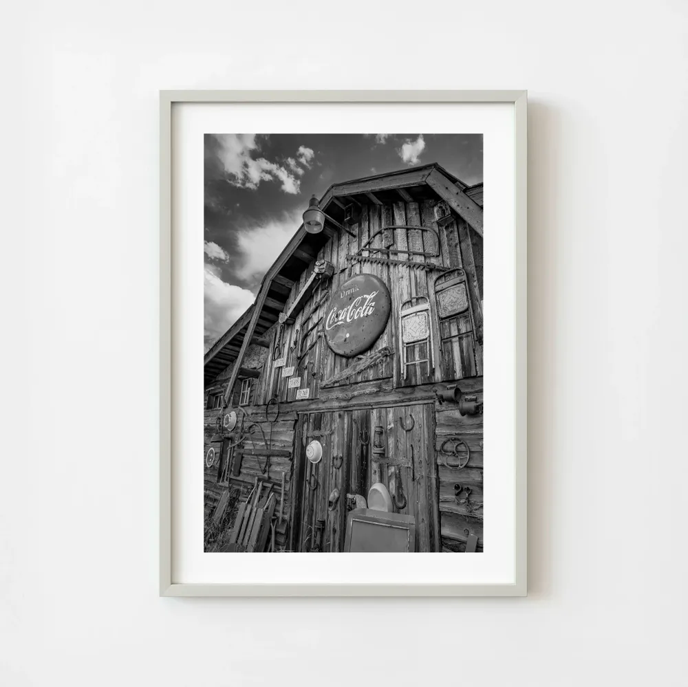 Canadá Columbia Británica Yahk Edificio rústico de madera Estado de ánimo nocturno Arte de pared en blanco y negro | Edici...