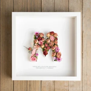 Letra M con flor seca Flors Català