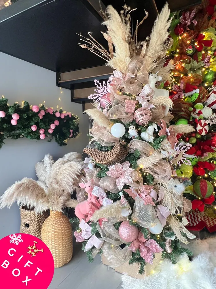 Arbol temático: “Navidad Boho Rosa” Gift Box Inc