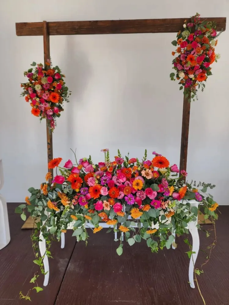 Arco Rustico Floral Gift Box Inc