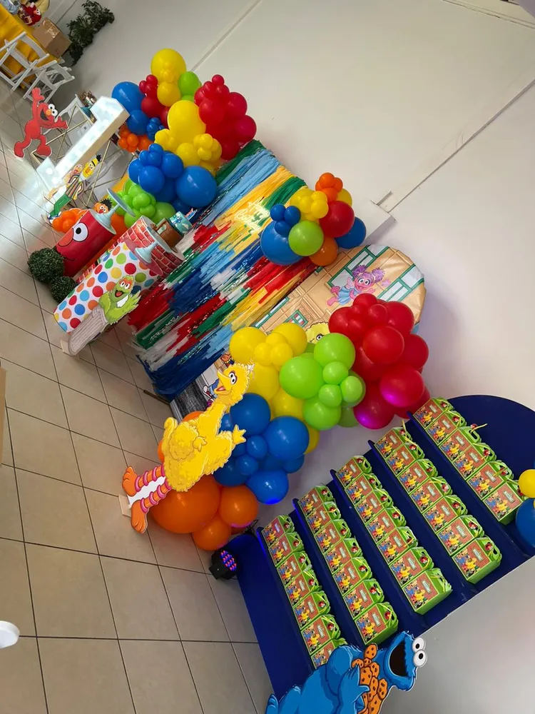 Backdrop Completo: Plaza Sesamo Gift Box Inc
