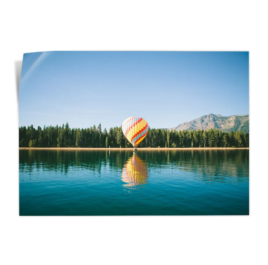 Globo Aerostático Sobre el Lago Poster