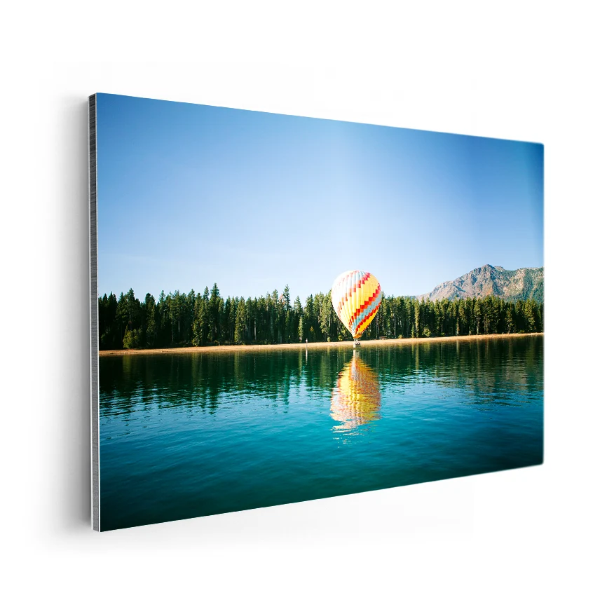 Globo Aerostático Sobre el Lago Poster