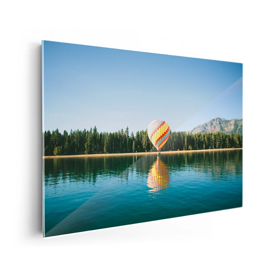 Globo Aerostático Sobre el Lago Poster