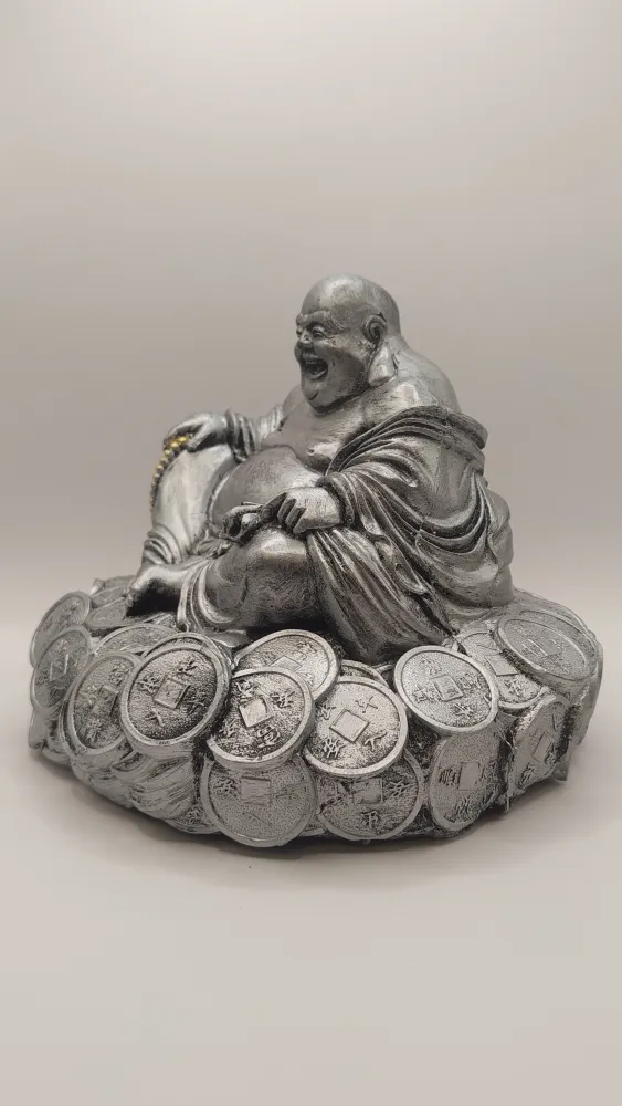 Buda Hotei sobre Monedas (plateado) Holistic Concept Mx