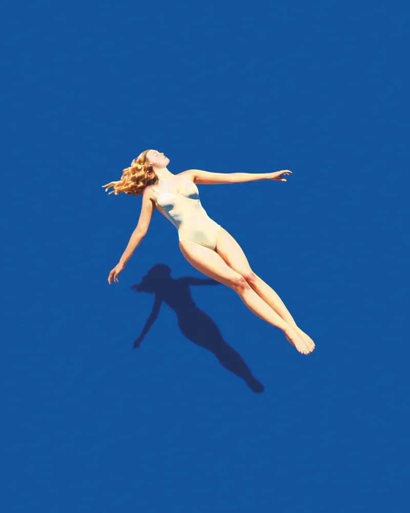 Mujer flotando en el agua, póster de SPA Posterscape Creative Studio