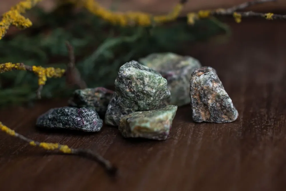 Ruby con zoisite - Raw