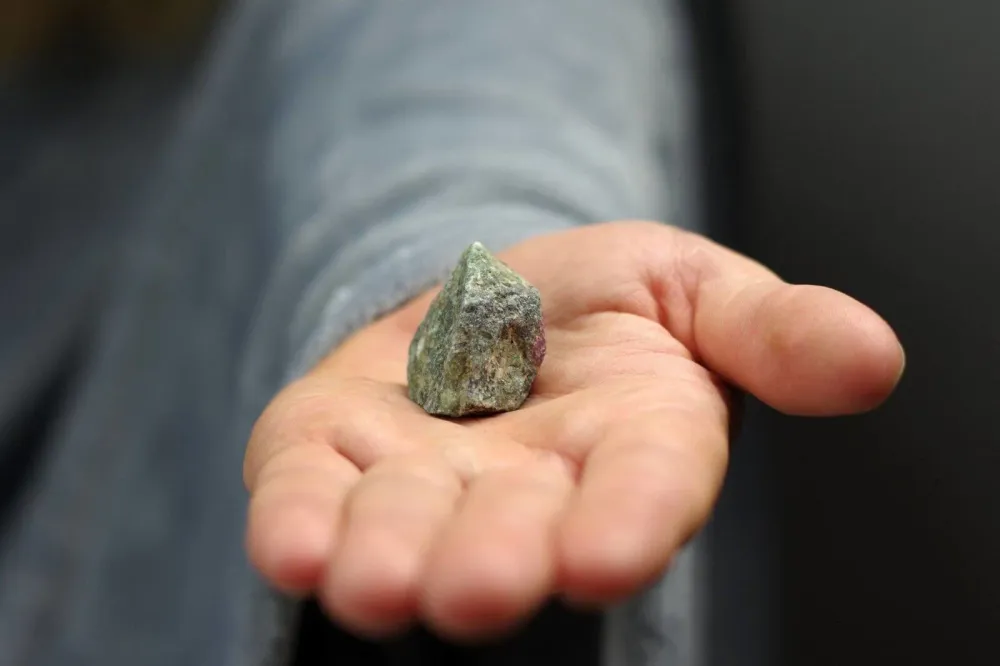 Ruby con zoisite - Raw