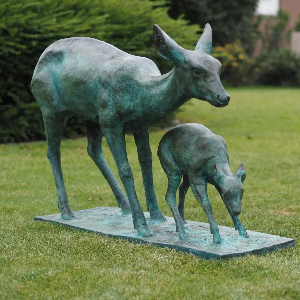 Estatua de bronce de un ciervo con crí, 80 x 35 x 115 cm (alto x ancho x largo). Thermobrass