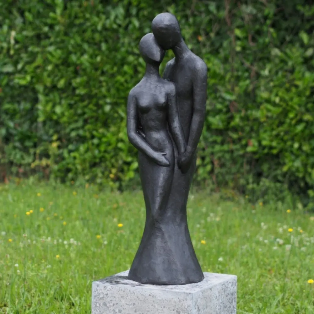 Estatua de bronce de una pareja moderna enamorada, 95 x 30 x 30 cm (alto x ancho x profundidad). Thermobrass