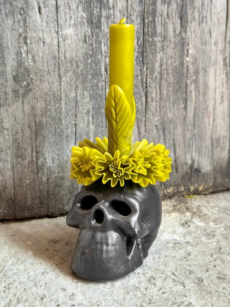 Vela de cera de abejas con forma de calavera de Adela