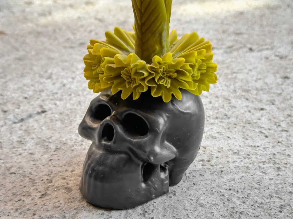 Vela de cera de abejas con forma de calavera de Adela