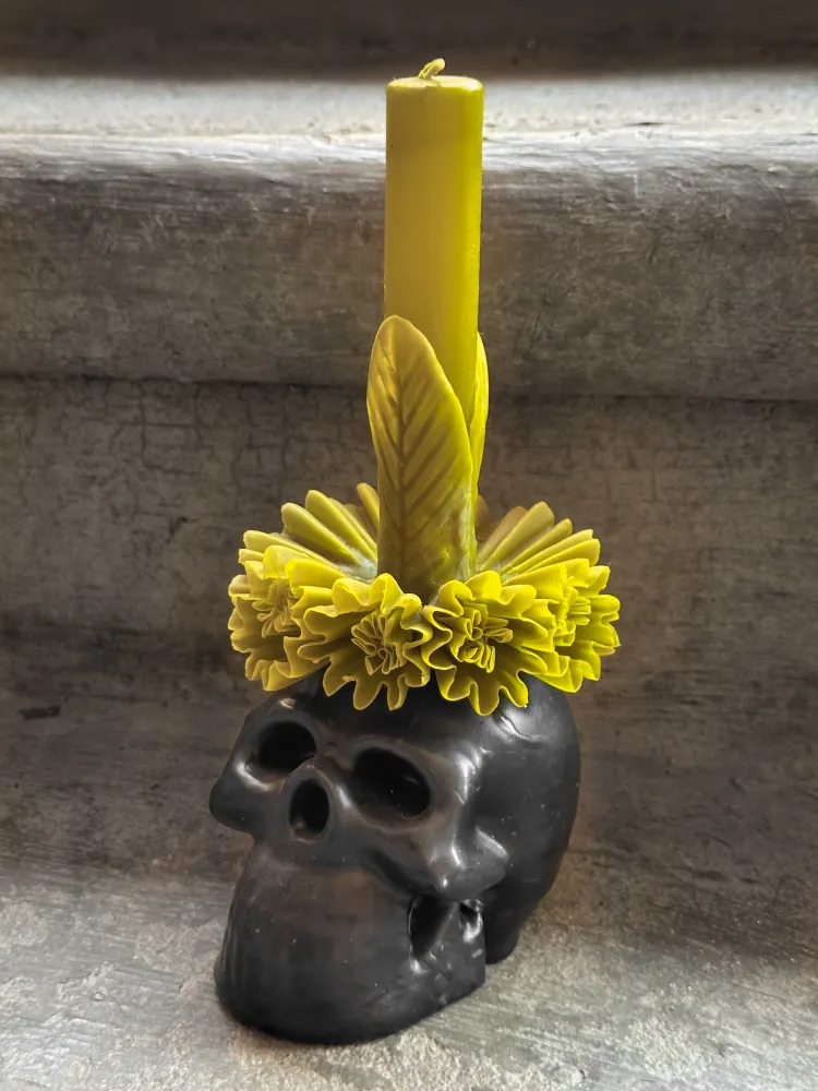 Vela de cera de abejas con forma de calavera de Adela