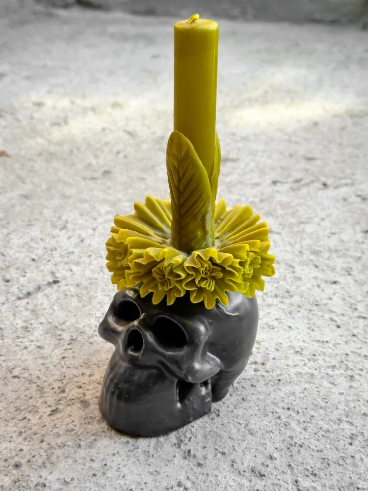 Vela de cera de abejas con forma de calavera de Adela