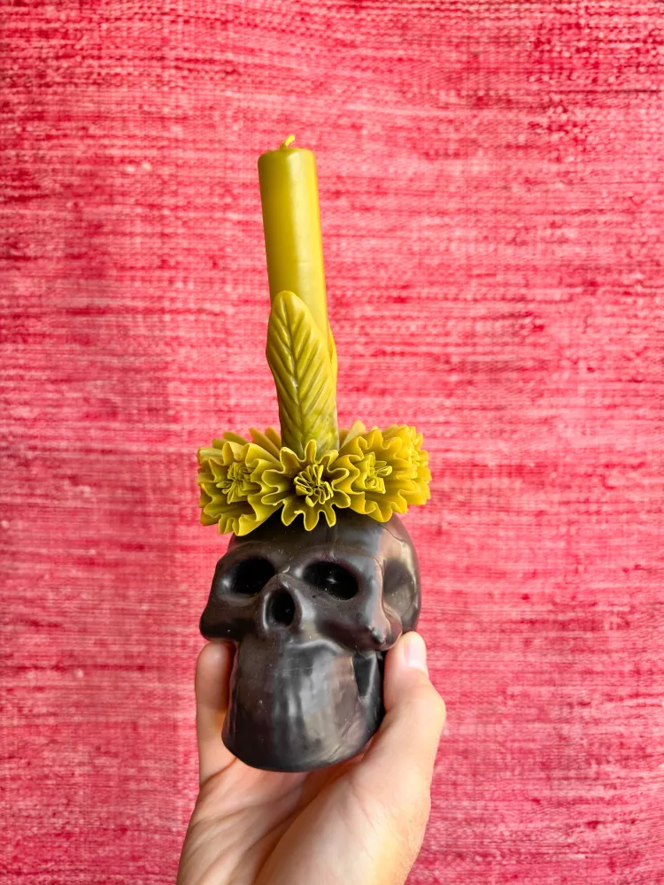 Vela de cera de abejas con forma de calavera de Adela